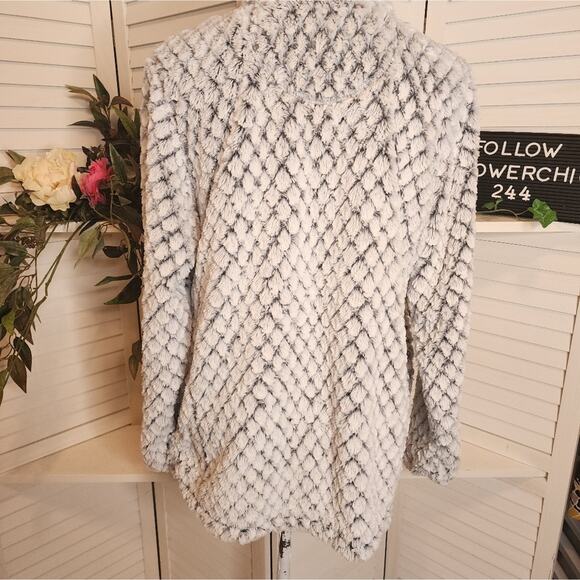 SIMPLY SOUTHERN Medium Heather Gray Simply Fuzzy Pullover - Picture 7 of 9